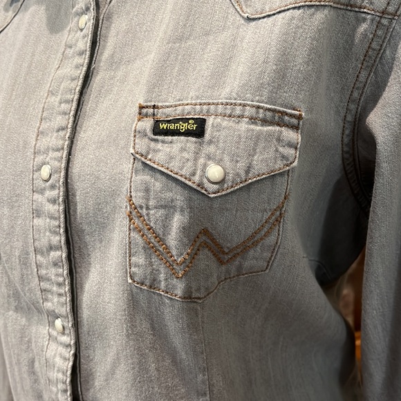 EUC - Women’s Wrangler Long Sleeve Shirt! - Picture 2 of 5